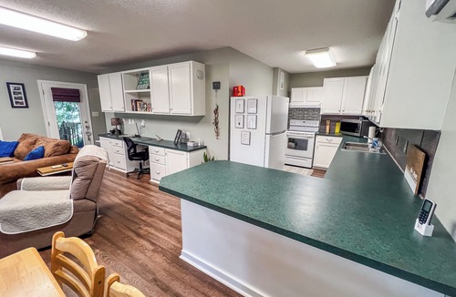 Windsor Cottage | Reel'em Inn is a cozy river front fishing cottage on the Cashie River.