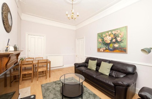 Merchiston Apartment | Refined 2-Bed Flat with Classic Edinburgh Charm