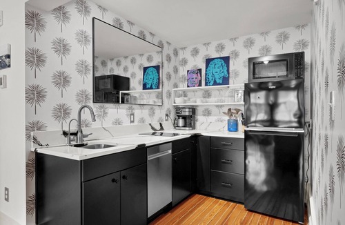 Downtown Wilmington Condo | Refined Historic 2BR/1BA Suite in Prime Downtown Wilmington