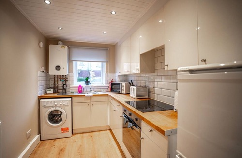 Coatbridge Apartment | Refreshing Modern Apartment in Coatbridge
