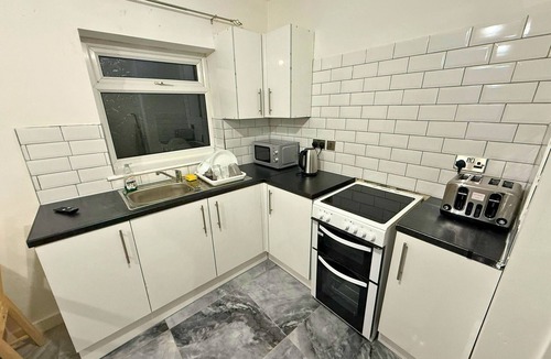 Ashton-under-Lyne Apartment | Refurbished 2-Bedroom Flat, Ideal for Families & Professionals