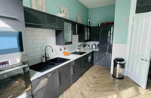 Wolverhampton House | Relax at the modern and spacious nestled in the central part