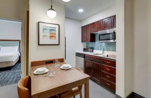 Mount Pleasant Hotel | Relax in Mount Pleasant Comfort – Pet-Friendly King Suite Near Restaurants