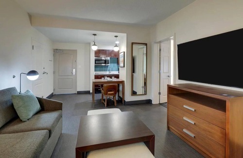 Mount Pleasant Hotel | Relax in Mount Pleasant Comfort – Pet-Friendly King Suite Near Restaurants