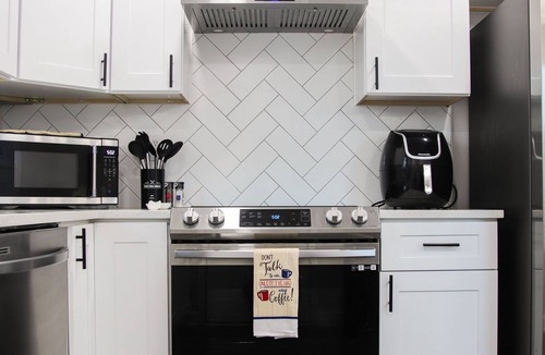 Westover House | Relax in Style:3BR, 2.5Bath King Bed & Modern Design