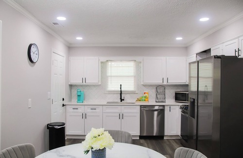 Westover House | Relax in Style:3BR, 2.5Bath King Bed & Modern Design