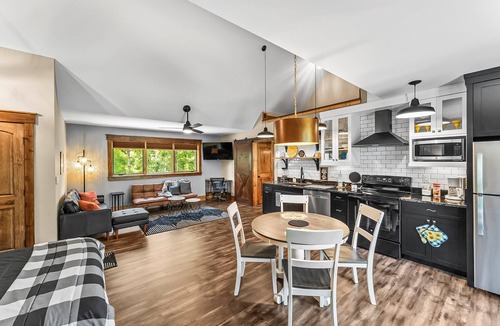 Nebo Apartment | Relax in style w/access to Lake, Dock, Fire pit and Community Pool