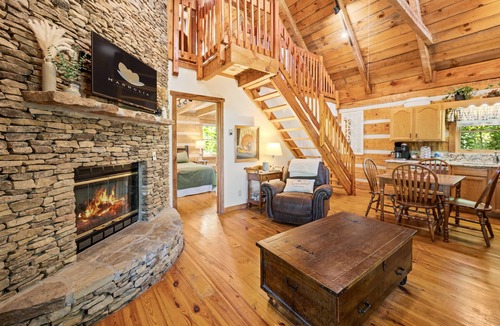 Townsend Cabin | Relax on the Quiet Side – Hot Tub & Serenity!