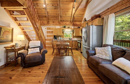 Townsend Cabin | Relax on the Quiet Side – Hot Tub & Serenity!