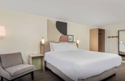 Hilton Head Island Hotel | Relaxing Beach Retreat! King Stay w/Free Breakfast & Outdoor Pool Access!