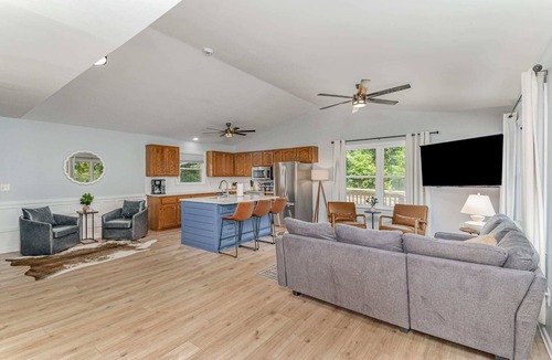 South Belmont House | Relaxing Belmont Escape: 4BR, 2.5BA, Pet-Friendly