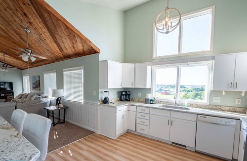 Emerald Isle House | Relaxing Family Retreat · Poolside Duplex Near the Beach
