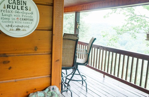 Piney Creek Cabin | Relaxing peaceful cabin retreat