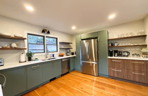 Burnsville House | Relaxing Riverfront View+Hot Tub+Fire Table+Fast WiFi+New Kitchen