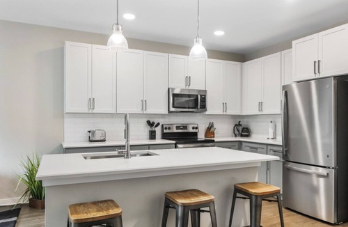 Paw Creek Apartment | Reluxme | Elegant 1BR Near Airport & Dining