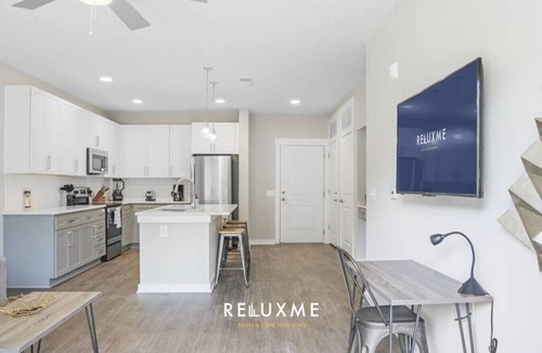 Paw Creek Apartment | Reluxme | Elegant 1BR Near Airport & Dining