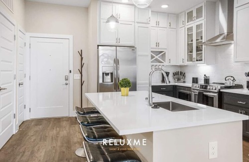 Fourth Ward Condo | Reluxme | Uptown 2BR Condo w/King Beds & Parking
