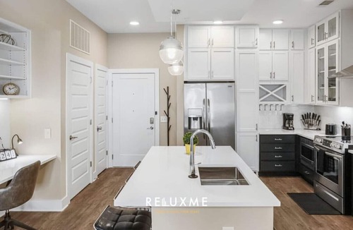 Fourth Ward Condo | Reluxme | Uptown 2BR Condo w/King Beds & Parking