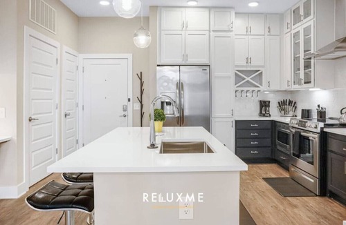 Fourth Ward Condo | Reluxme | Uptown 2BR Condo w/King Beds & Parking