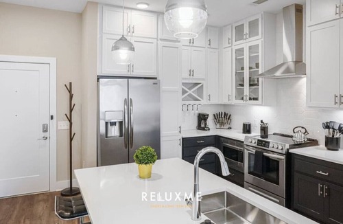 Fourth Ward Condo | Reluxme | Uptown 2BR Condo w/King Beds & Parking
