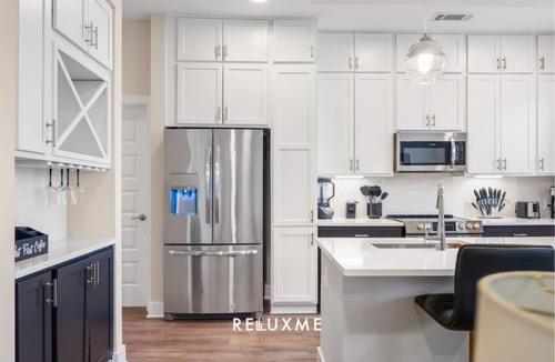 Fourth Ward Condo | Reluxme|Uptown 2BR w/Hot Tub, Gym, Pools & Views