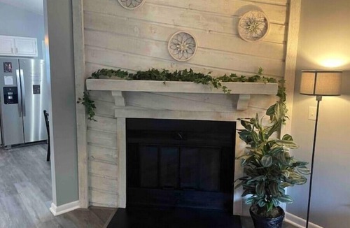 Holden Farms House | Remodeled duplex near coliseum