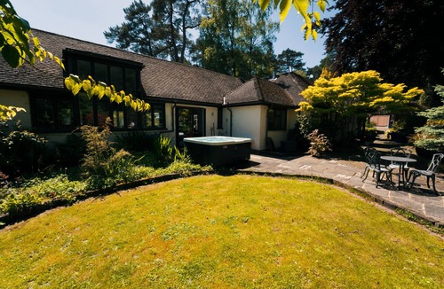 St Leonards House | Remodelled historical cottage, super location, w/hottub