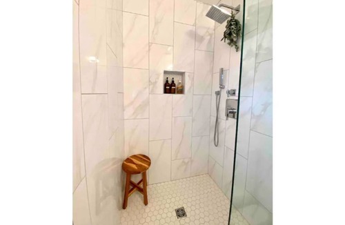 Myrtle Grove House | Renovated 1970’s Brick Rancher - 10 miles to the beach!