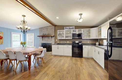 Bent Creek House | Renovated 2-story home and separate apartment near Asheville hiking and biking