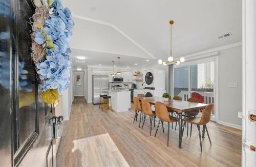Downtown House | Renovated bungalow in DT Raleigh w firepit & king bed