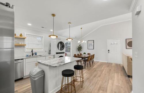 Downtown House | Renovated bungalow in DT Raleigh w firepit & king bed