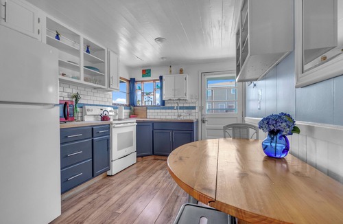 Colington House | Renovated & Clean 'Original' OBX Bungalow, Direct Beach & Pier Access + EZ Cart