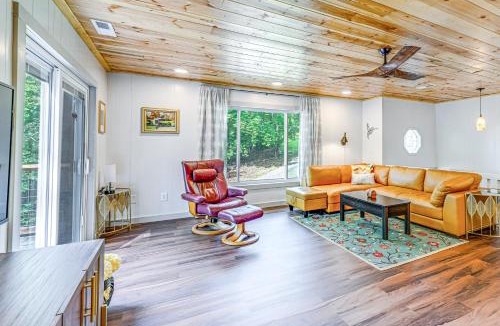 Franklin House | Renovated Franklin Home with Mountain-View Deck!
