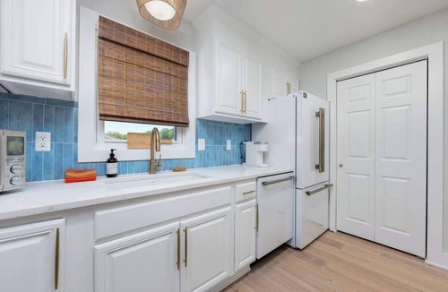 Colington House | Renovated ~ Hot Tub, Fire Pit & 5Min to Beach