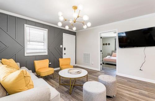 East Durham House | Renovated house close to Dtown Durham w king bed