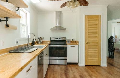 Oakley House | Renovated King Suite + 4 Queens.
