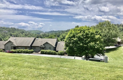 Blowing Rock Condo | Renovated Master in Chetola Resort Condo