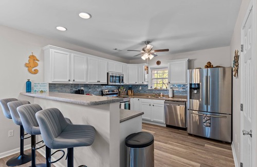 Tranquil Harbour House | Renovated Oak Island Beach House – Pet Friendly and 400 Steps to Beach Access