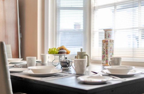 Thames Ditton Apartment | Retro Art Deco 2Bed with Parking in Thames Ditton - Pass the Keys