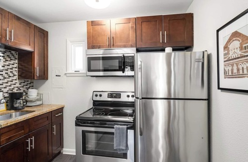 Melrose Condo | Retro Hotel studio vibe with great pool!