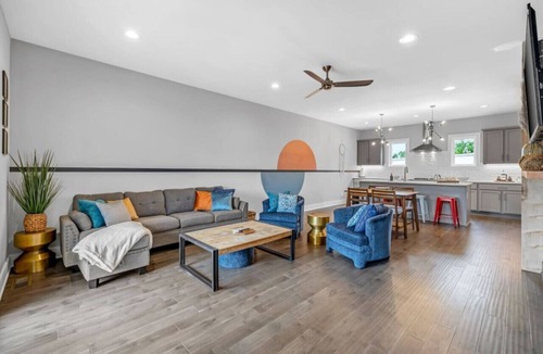 Katie Hill Neighborhood Villa | Rhythm and View - Broadway, Groups, Secure Garage