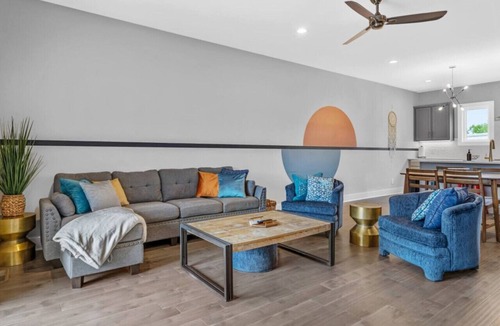 Katie Hill Neighborhood Villa | Rhythm and View - Broadway, Groups, Secure Garage
