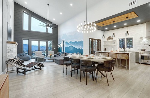 The Peaks at Lake Lure House | Ridgeline: Luxe Views, Heated Pool & Hot Tub Oasis + 6 Hole Putting Green