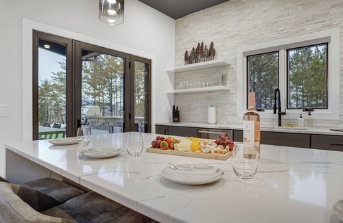 The Peaks at Lake Lure House | Ridgeline: Luxe Views, Heated Pool & Hot Tub Oasis + 6 Hole Putting Green