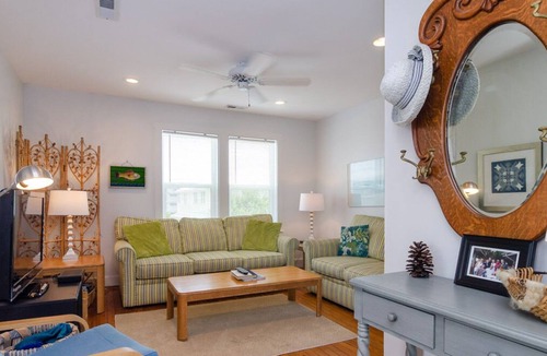South End Apartment | Riester Middle: Enjoy ocean and sound views and a short walk to pier