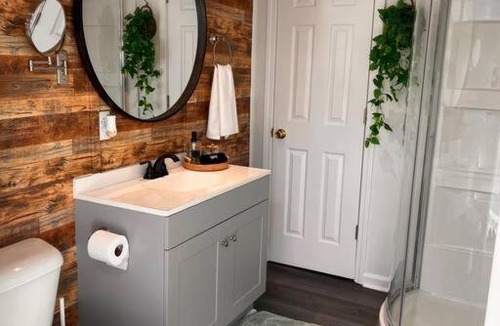 Union County Apartment | Riggins King suite Patio, Farmscape Full confort