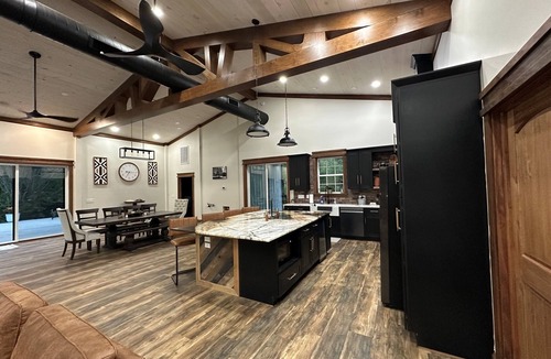 Horse Shoe House | Rippling Waters! 3 BD 2.5 BA Riverfront Home, 8 min. from airport. Sleeps 11.