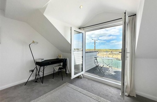 Littlehampton Apartment | River Breeze 3-Bed Balcony Apartment