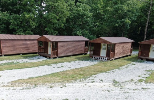 Harrogate Cabin | River Forge Cabin 76 - Cozy and Rustic 1 Bedroom Cabin - Creek Front