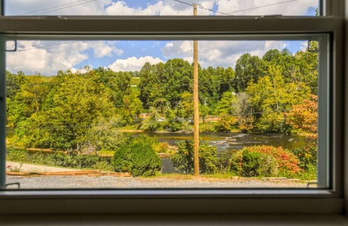 Sylva House | River Rest, Hiking, Fishing, Rafting, and 20 to Smoky Mountains!